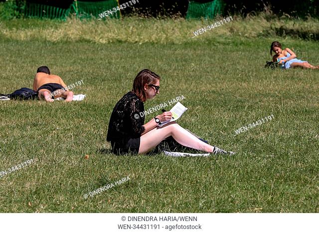 Tourists and Londoners enjoy hot weather and sunshine in Green Park in Westminster . Featuring: Atmosphere, View Where: London