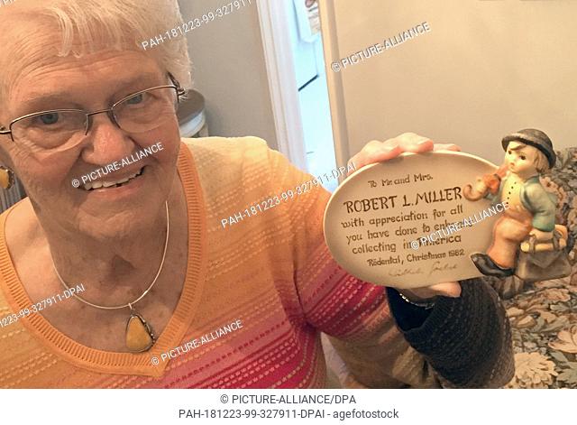21 October 2018, US, Eaton: Ruth Miller (93), the wife of Hummel collector Robert Miller, shows the Hummel Medal, which her husband received in 1982 as a...