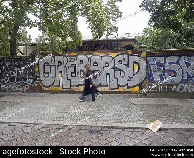 31 July 2023, Berlin: Passers-by walk past Görlitzer Park. The green space in Kreuzberg is always a source of discussion