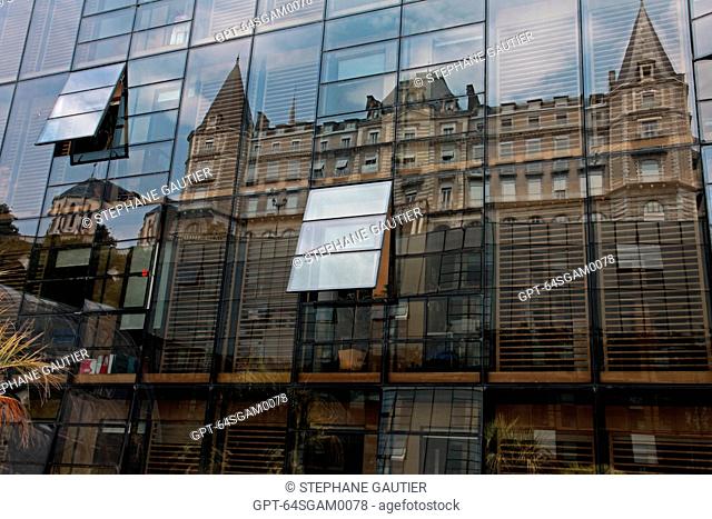 REFLECTION OF AN OLD BUILDING ON THE BOULEVARD DES PYRENEES IN THE CONTEMPORARY FAÇADE OF THE CONSEIL GENERAL, PAU, PYRENEES ATLANTIQUES 64, AQUITAINE, FRANCE