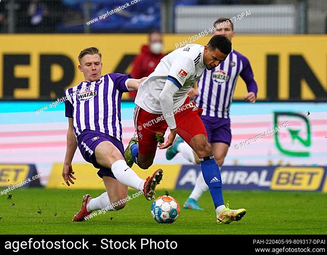 05 April 2022, Hamburg: Soccer: 2nd Bundesliga, Matchday 26, Hamburger SV - Erzgebirge Aue, at Volksparkstadion. Aue's Erik Majetschak (l) and Hamburg's Robert...