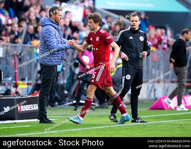 09 April 2022, Bavaria, Munich: Soccer: Bundesliga, Bayern Munich - FC Augsburg, Matchday 29 at Allianz Arena. Coach Julian Nagelsmann of Munich (l) and Thomas...
