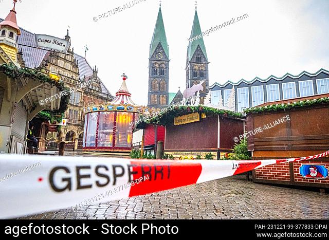 21 December 2023, Bremen: Bremen's Christmas market is closed due to storm Zoltan. Photo: Sina Schuldt/dpa. - Bremen/Bremen/Germany