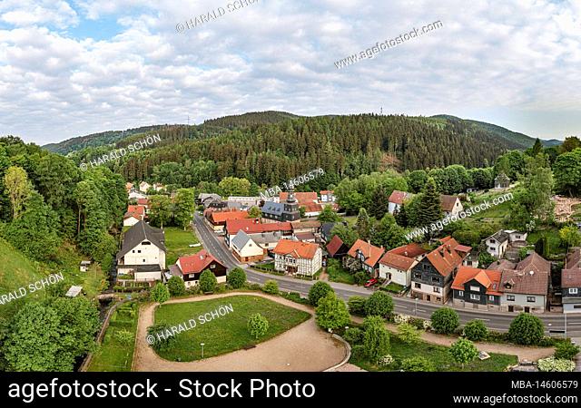 Germany, Thuringia, Schleusegrund, Schönbrunn, village, street, church in background, overview
