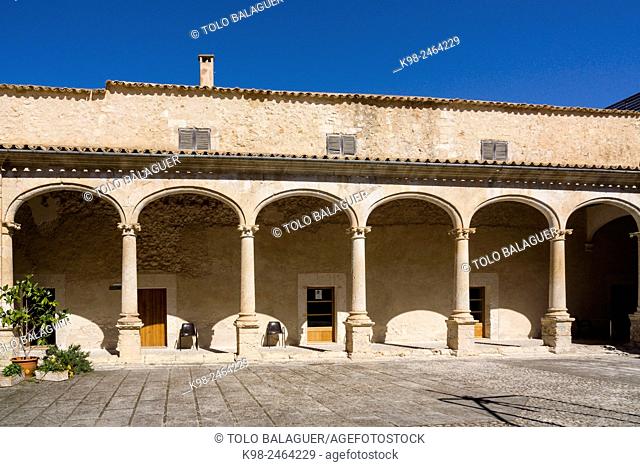 convento de los Mínimos, claustro del siglo XVII, Sineu, Majorca, Balearic Islands, Spain