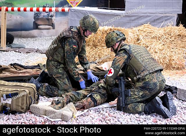 21 July 2022, Bavaria, Munich: Soldiers take part in an exercise at the Bundeswehr Medical Academy during their training to become emergency paramedics