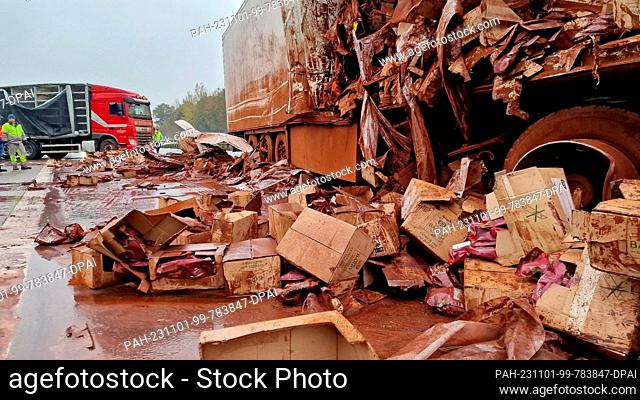 01 November 2023, Lower Saxony, Osnabrück: Cocoa powder lies after a truck accident on the highway 1. Nobody was injured in the accident shortly before the...