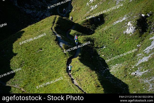10 September 2016, Switzerland, Arosa: Participants of the Arosa Trail Run in action. Photo: Silas Stein/dpa. - Arosa/Grisons/Switzerland