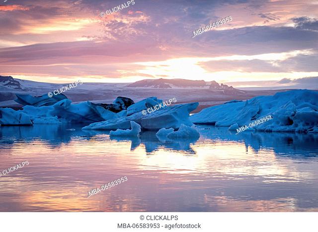 Iceland, Jokulsarlon Glacier Lagoon, icebergs and ice chunk at sunset