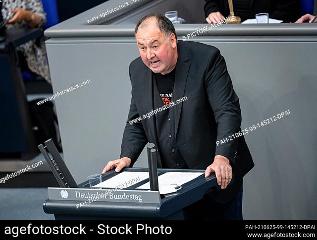 25 June 2021, Berlin: Erhard Grundl (Bündnis 90/Die Grünen) speaks at the plenary session in the German Bundestag. The main topics of the 237th session of the...