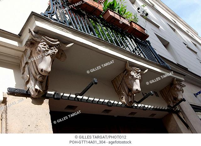 Paris, 67 rue de Turenne, detail of a bull's head under the balcony, facade over the street, former butcher's shop during the First French Empire Photo Gilles...