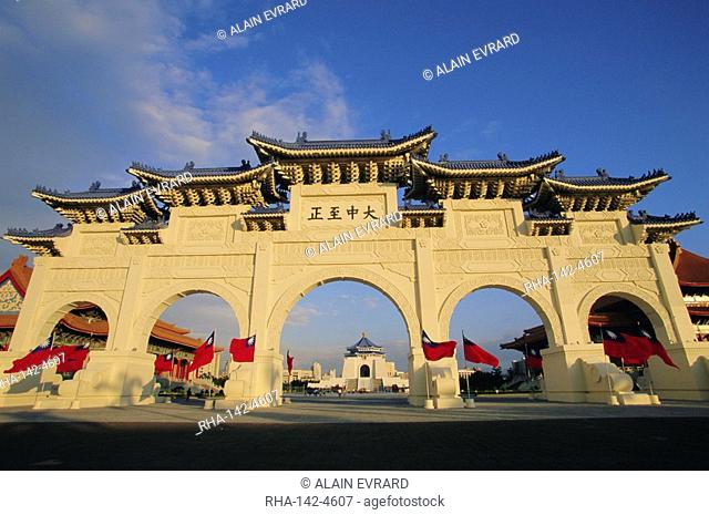 Archway and Chiang Kai Shek Chiang Kaishek Memorial Hall, Taipei, Taiwan, Asia