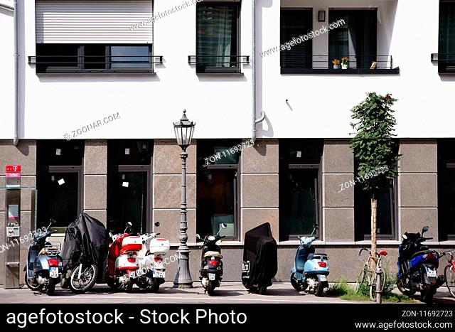 Mainz, Deutschland - August 21, 2017: Motoroller und Fahrräder stehen und parken an einem Wohnhaus in der Holzhofstraße in der Innenstadt von Mainz am 21