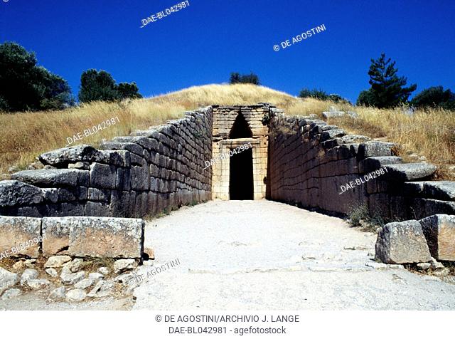 Entrance to the Treasury of Atreus, tholos tomb also known as the Tomb of Agamemnon, Mycenae necropolis (UNESCO World Heritage List, 1999), Greece