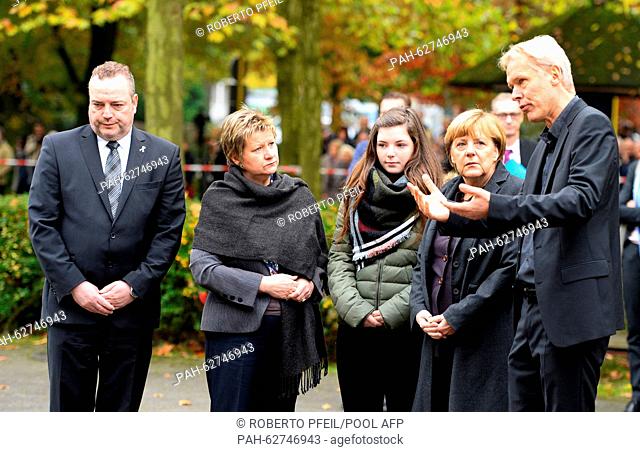 German Chancellor Angela Merkel (2.f.R), Mayor Bodo Klimpel (L), Northrhine-Westphalian deputy Prime Minister Sylvia Loehrmann (2.f