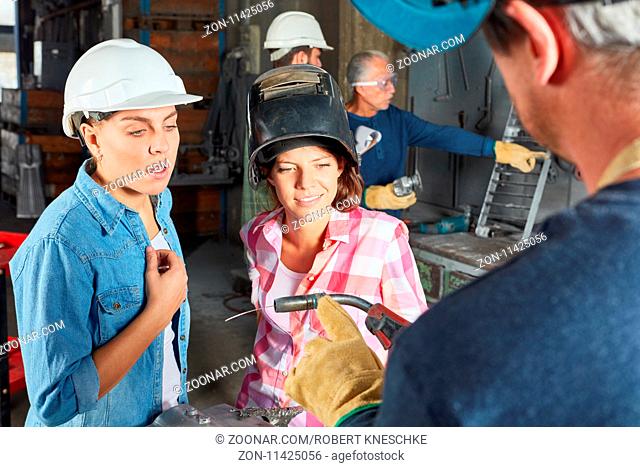 Frauen als Azubis lernen Schweißen in der Lehre im Metallverarbeitung Betrieb