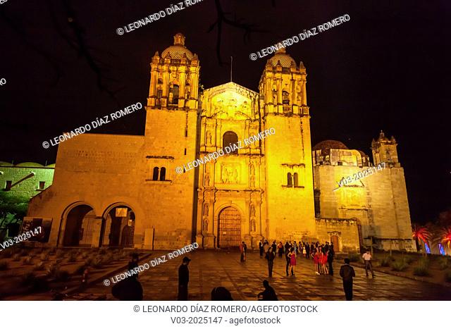 Santo Domingo church, Oaxaca, Mexico: a night view