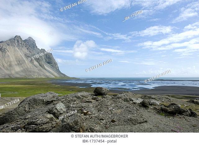 Rocks in front of Vestrahorn mountain, lonely beach of Stokksnes, near Hoefn, Iceland, Scandinavia, Northern Europe
