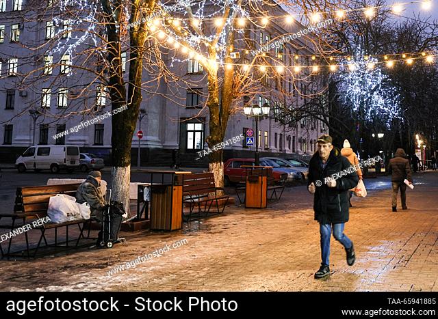 RUSSIA, LUGANSK - 20 DE DICIEMBRE, 2023: Las luces de cuerda cuelgan de los árboles en la Plaza de los Héroes de Guerra. Alexander Reka/TASS