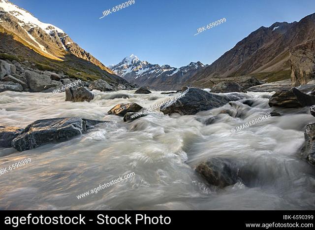 Hooker River in Hooker Valley with view of snow-capped Mount Cook, snow-capped Mount Cook National Park, Southern Alps, Canterbury, South Island, New Zealand