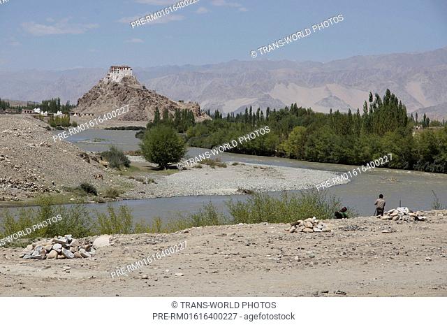 Landscape between Karu and Stakna with Indus River and Stakna Monastery, Manali-Leh Highway, Jammu and Kashmir, India / Landschaft zwischen Karu und Stakna mit...