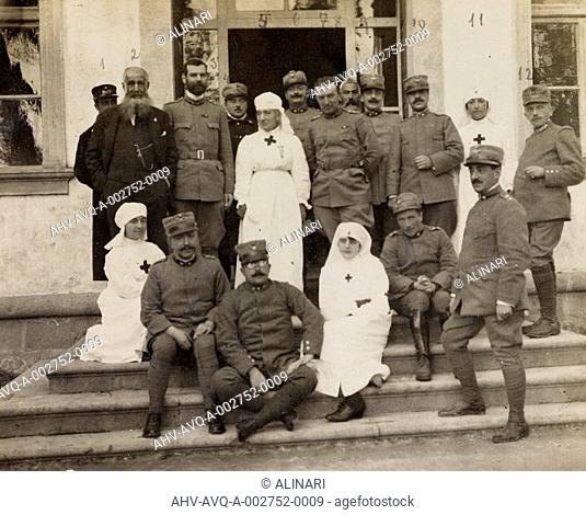 Album of the First World War in Friuli-Venezia Giulia: group portrait with officers and Red Cross nurses during the visit of the Knights of Malta a Villa Brazzà
