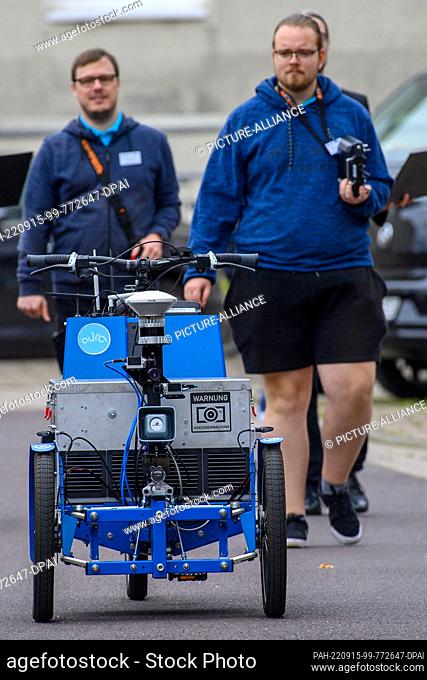 15 September 2022, Saxony-Anhalt, Magdeburg: The autonomous cargo bike ""AuRa"" drives through campus of Otto-von-Guericke University Magdeburg