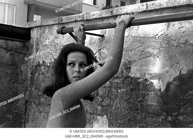 Die deutsche Sängerin und Schauspielerin Friedel Frank in einem Catsuit, Deutschland 1960er Jahre. German singer and actress Friedel Frank wearing a catsuit