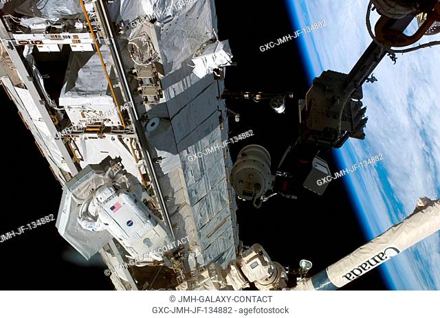 Astronaut Michael E. Fossum, STS-121 mission specialist, removes the trailing umbilical system-reel assembly (TUS-RA) from the S0 truss on the International...