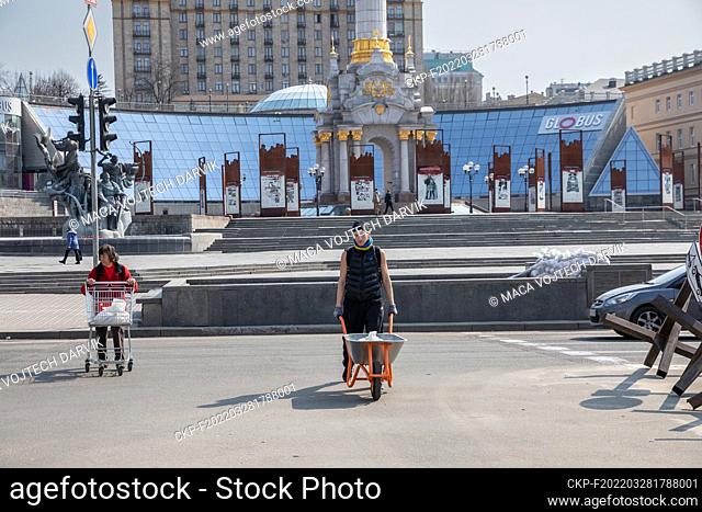 Volunteers build barricades at one of the subway entrances in front of the Independence Monument and Hotel Ukraine at the Maidan Nezalezhnosti (Independence...
