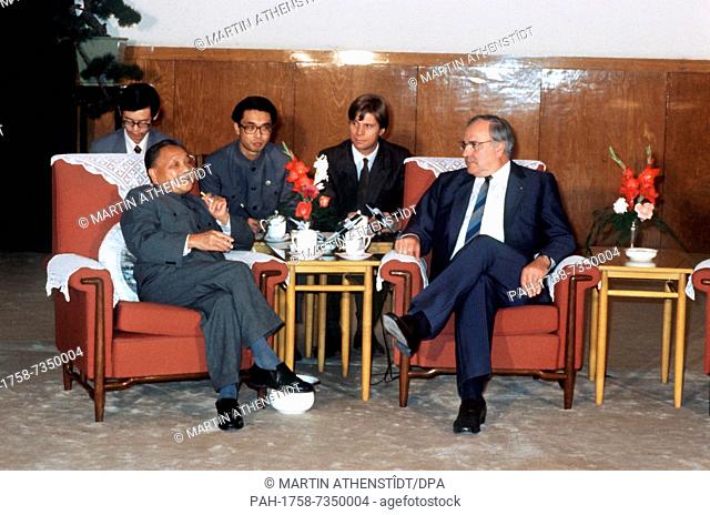 (dpa files) - Deng Xiaoping (L), Chairman of the Chinese Communist Party's Central Advisory Commission, talks to German Chancellor Helmut Kohl (R) in Beijing in...
