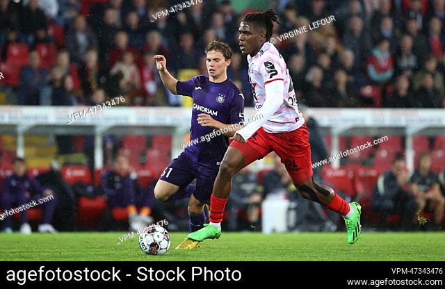 Anderlecht's Frederik Kristian Arnstad and Essevee's Offor Chinonso fight for the ball during a soccer match between SV Zulte Waregem and RSC Anderlecht