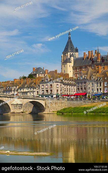 France, Loiret (45), Gien, old bridge also called Anne-de-Beaujeu bridge, the old town and the castle of Gien on the banks of the Loire river