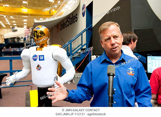 NASA astronaut Steve Lindsey, STS-133 commander, speaks to members of the media and NASA personnel during Robonaut 2 (R2) media day in the Space Vehicle Mock-up...