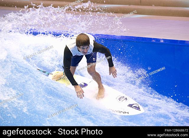 Surfer Jan VOGT surfs on the indoor wave ãThe Wave, Messe Boot 2019 in Duesseldorf from January 18 to 26, 2020, January 17, 2020. | usage worldwide