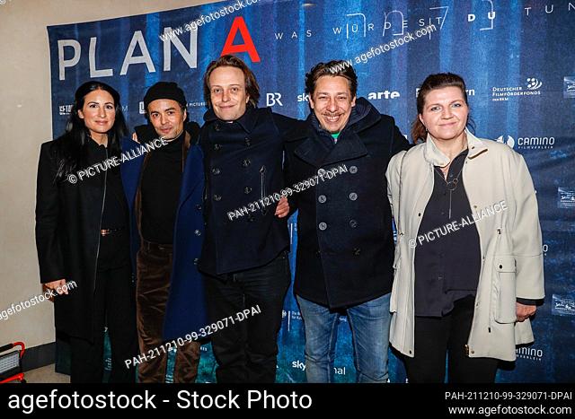 09 December 2021, Berlin: Minu Barati (l-r), Nikolai Kinski, August Diehl, Milton Welsh and Skady Lis arrive at the Berlin premiere of the film PLAN A at Kant...