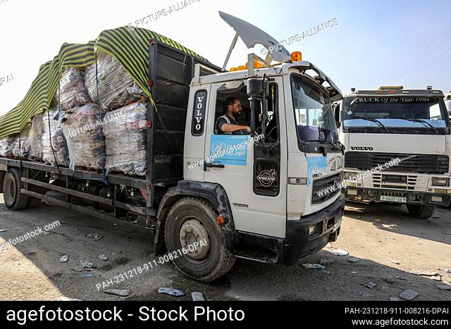 18 December 2023, Palestinian Territories, Rafah: UNRWA aid trucks enter Gaza through the Kerem Shalom commercial crossing