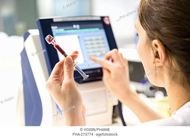 Nurse measuring blood gases, Intensive care department, Lagny Marne-la-Vallée hospital, France