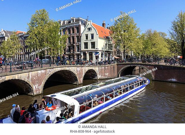 Tourist boat crossing the Keizersgracht Canal, Amsterdam, Netherlands, Europe