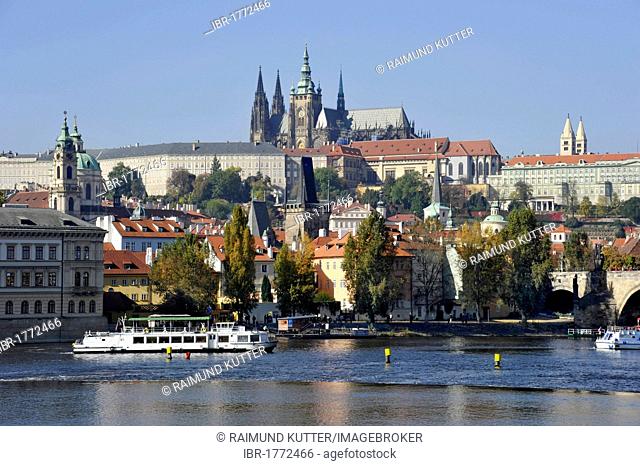 Gothic St. Vitus Cathedral, Prague Castle, Hradcany, Vitava River, Prague, Bohemia, Czech Republic, Europe