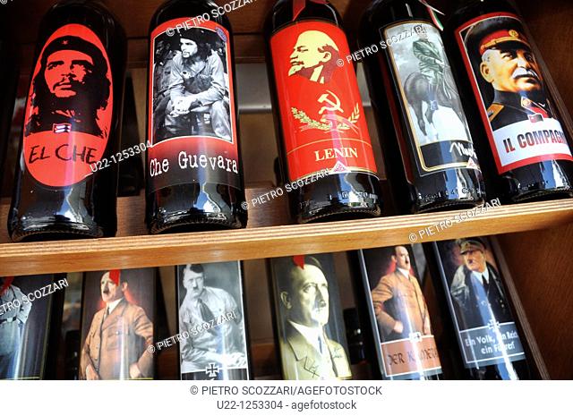 Gabicce (Italy): ‘nostalgy’ wine bottles, with labels depicting Adolf Hitler, Benito Mussolini, Stalin, Lenin and Che Guevara, a weird souvenir sold to tourists