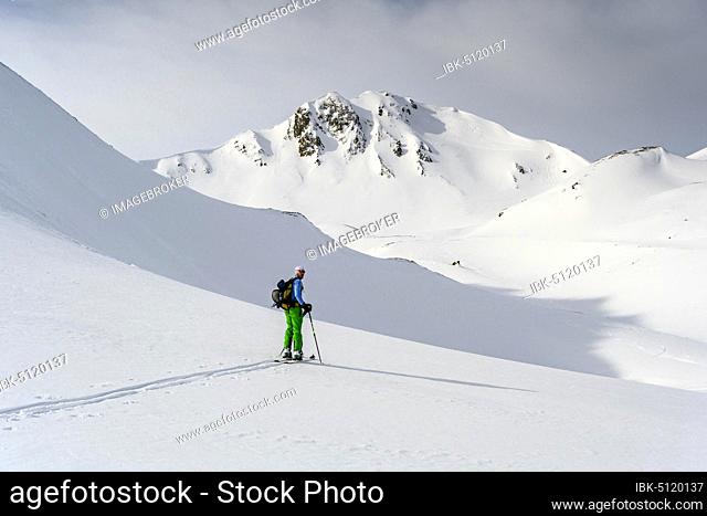Ski tourers in the snow, Mölser Sonnenspitze, Wattentaler Lizum, Tuxer Alps, Tyrol, Austria, Europe