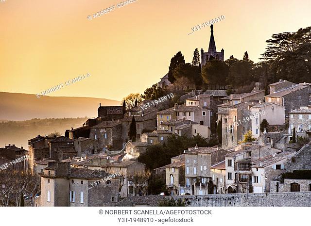 Europe, France, Vaucluse, Luberon. The perched village of Bonnieux at dusk