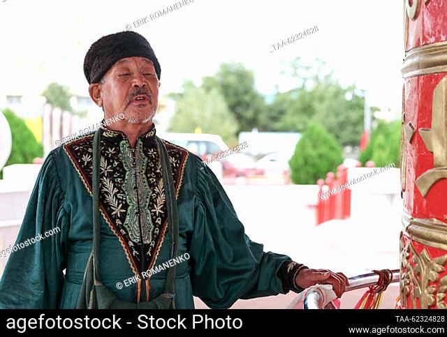 RUSSIA, ELISTA - 16 de septiembre de 2023: Un anciano se acerca a la Pagoda de Siete Días en la Plaza Lenin. Erik Romanenko/TASS