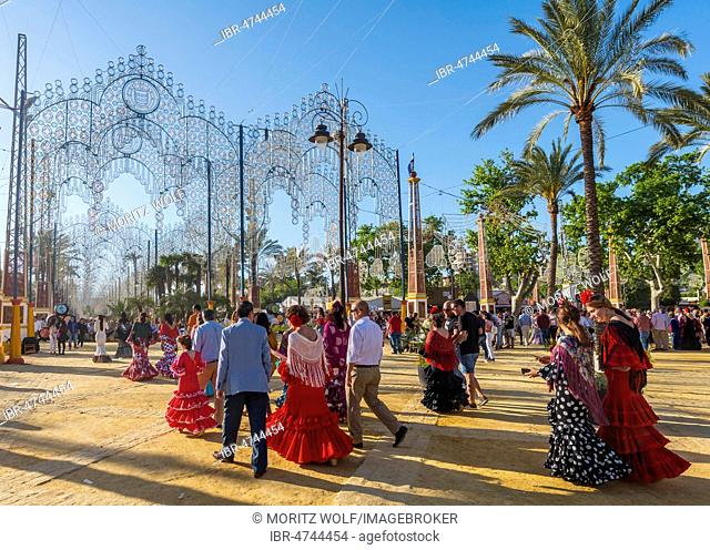 Spaniards in traditional festive dress, flamenco dress, Feria de Caballo, Jerez de la Frontera, Cádiz province, Andalusia, Spain