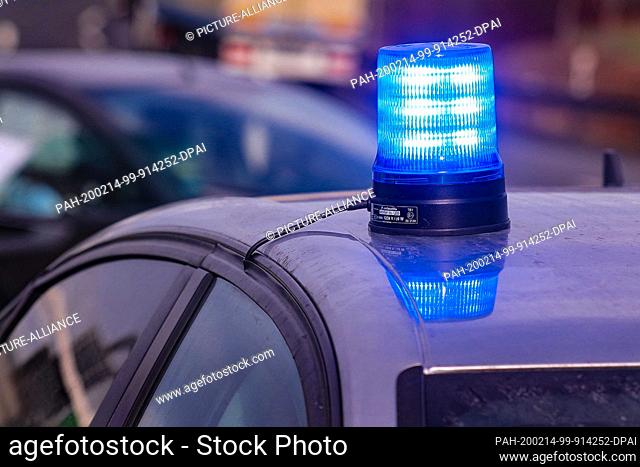 25 June 2019, Saxony, Dresden: In the right third of the picture there is a switched on blue light on a civilian vehicle of the police