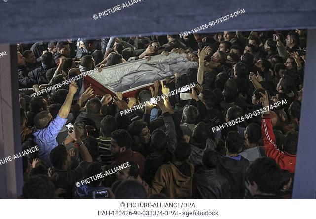 dpatop - Palestinians mourners carry the coffin of 35-year-old professor and Hamas member Fadi Mohammad al-Batsh, who was killed in Malaysia