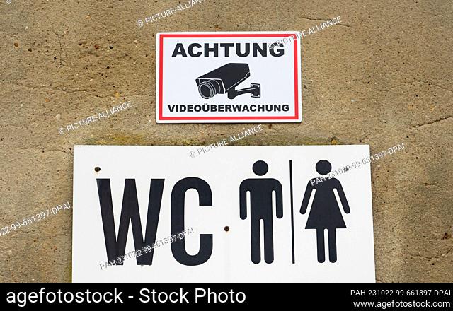 07 October 2023, Saxony-Anhalt, Lutherstadt Wittenberg: 07.10.2023, Lutherstadt Wittenberg. A sign with the pictogram of a surveillance camera, above a WC sign