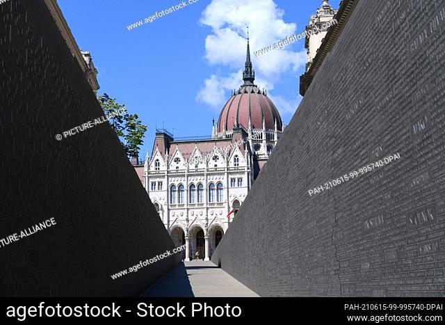 14 June 2021, Hungary, Budapest: View out of the Monument of National Unity, the Trianon Monument, at Lajos Kossuth Square in front of the Parliament