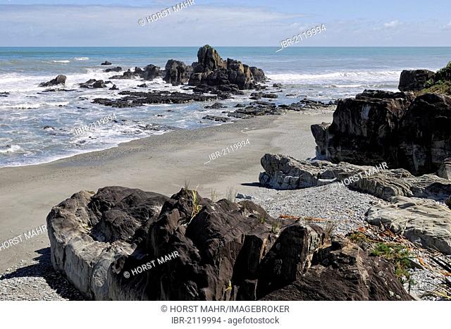 Coastal landscape with rocks and a sandy beach south of Punakaiki, Highway 6, Tasman Sea, West Coast, South Island, New Zealand